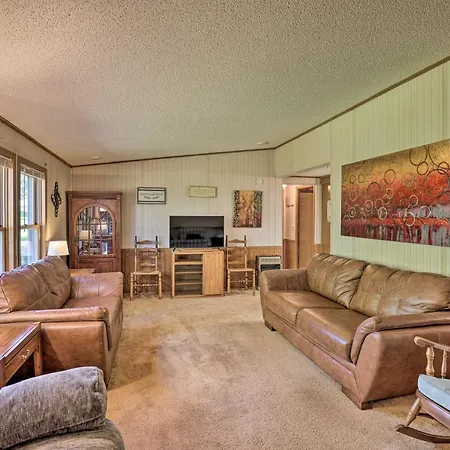 Charming Burdett Home With Grill, Gazebo And Yard